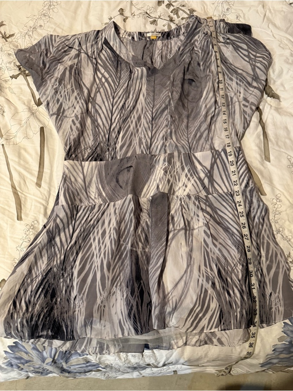 Anthropologie Leifsdottir Gray and White Abstract Short-Sleeve Flowy Tunic Dress